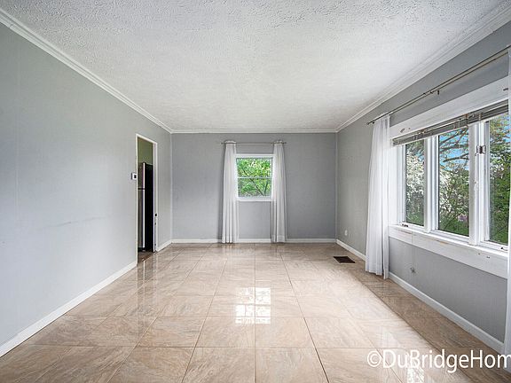 4th image of 1907 Fuller Ave NE