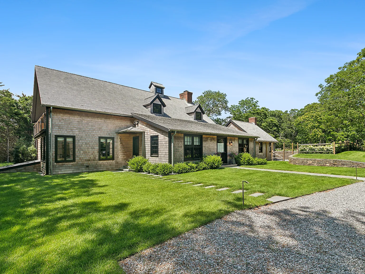 Stunning Designer Retreat In Bell Estate — Photo 3