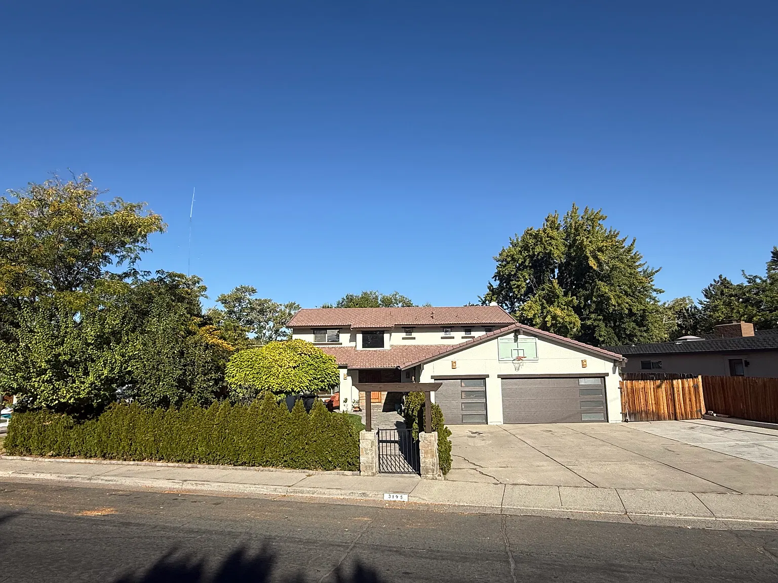 3195 Idlewild Dr — Photo 2