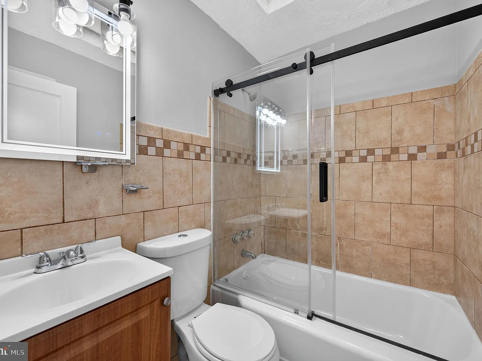 2 bed, 1.0 bath, 1050 sqft, $1,450 — Photo 4