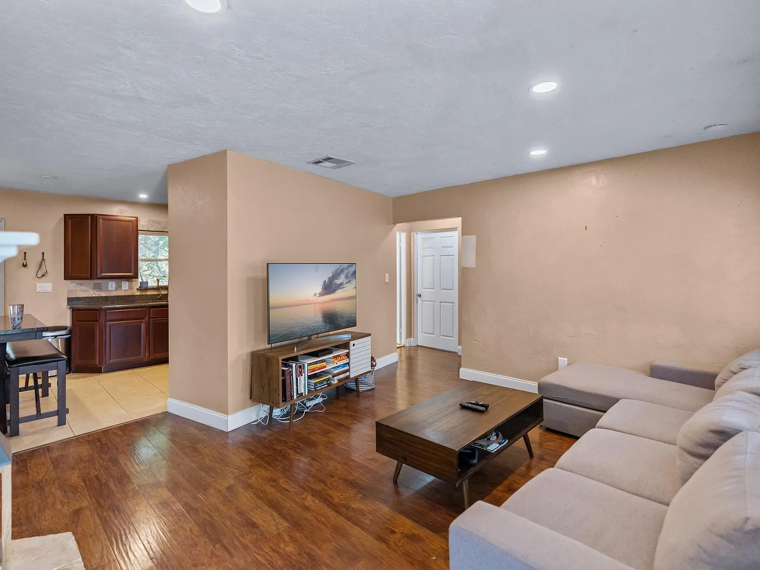 4 bed, 1200 sqft, $3,500 — Photo 3