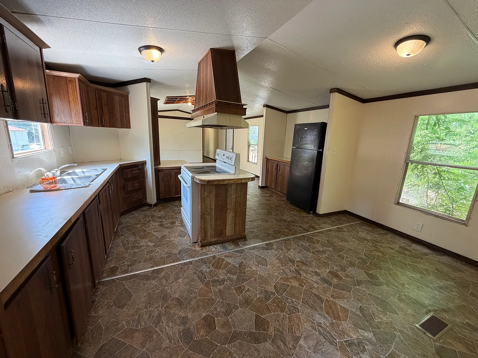 217 S Gate Dr — Photo 2