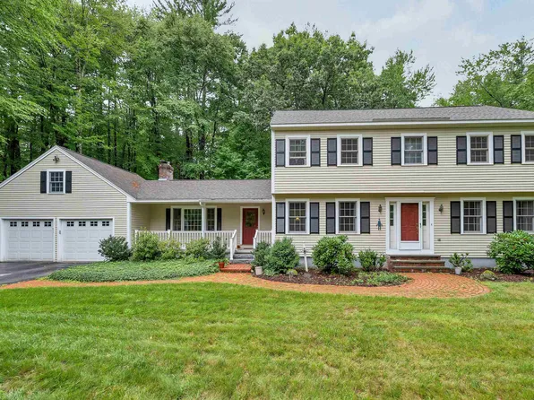 8 Christmas Tree Circle, Bedford, NH 03110