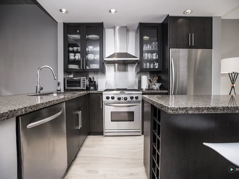 1111 Marinaside Cres #THN — Photo 6