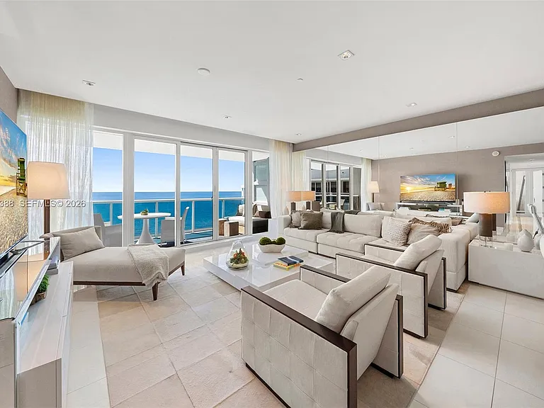102 24th St #Penthouse 1718 — Photo 1