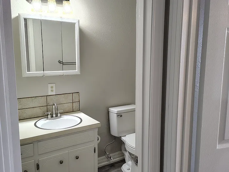 1002 W Hughes St #7 — Photo 5