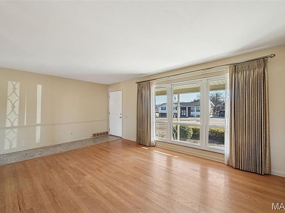 3rd image of 9233 Queenston Dr