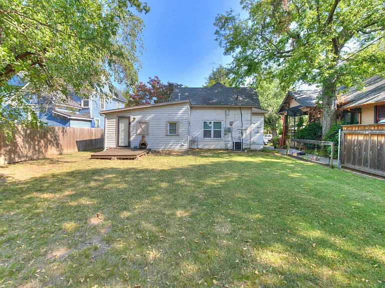 423 W Eufaula St — Photo 2