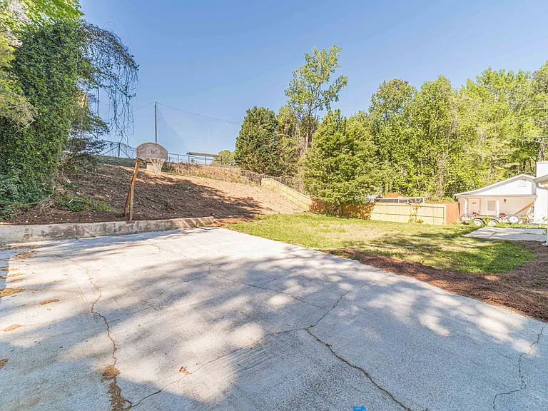 594 Harvard Dr — Photo 7