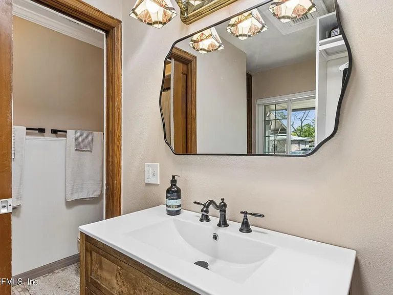 1343 Rensselaer Ave — Photo 19