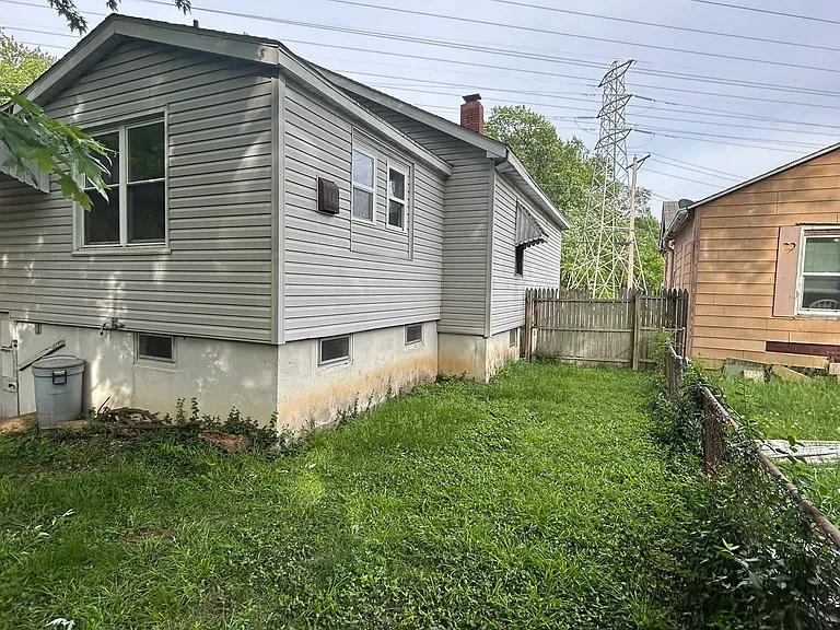 2425 Wheaton Ave — Photo 5