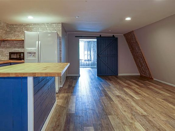 3rd image of 1001 N Eisenhower Pkwy #2