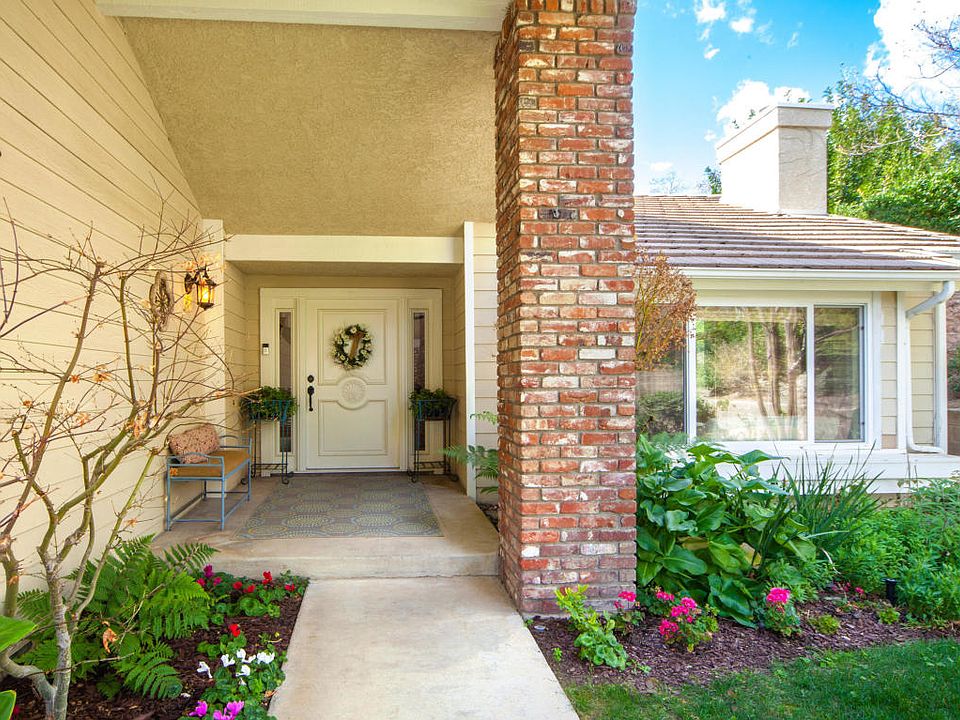 2nd image of 961 Sterling Oaks Ct