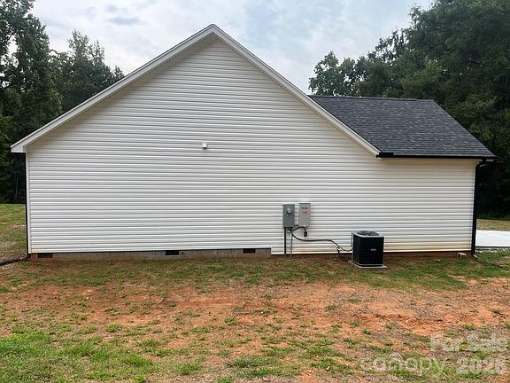 3rd image of 914 Old Hollis Rd