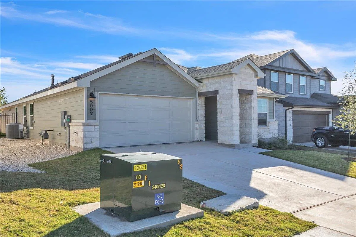 4 bed, 3.0 bath, 2012 sqft, $2,300 — Photo 2
