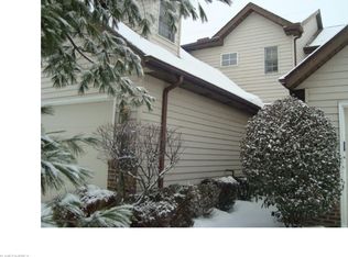 5703 Gateway Ln #902, Brookpark, OH 44142
