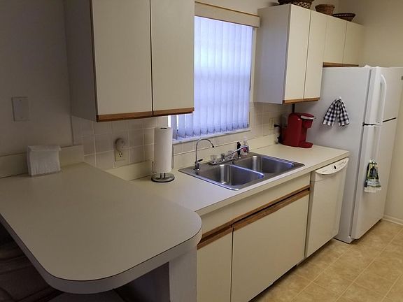9 Lake Vista Kitchen 2
