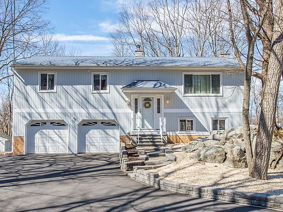 2nd image of 15 Sherwood Forest Dr