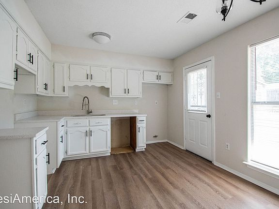 3rd image of 3417 Laurelwood Dr