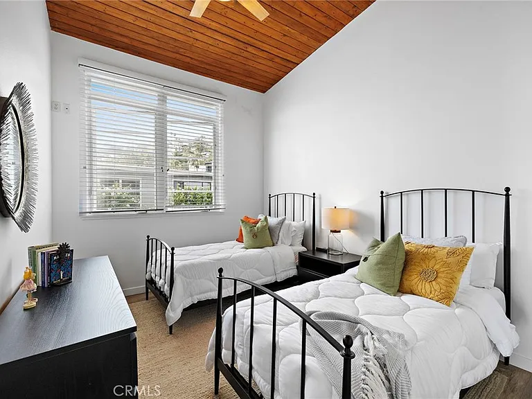 2609 Victoria Dr — Photo 15