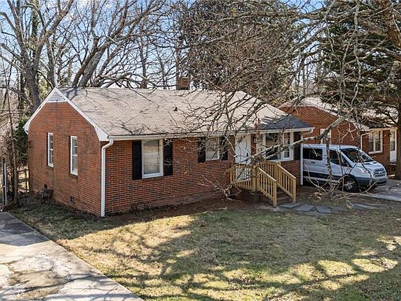 2nd image of 916 Forrest St