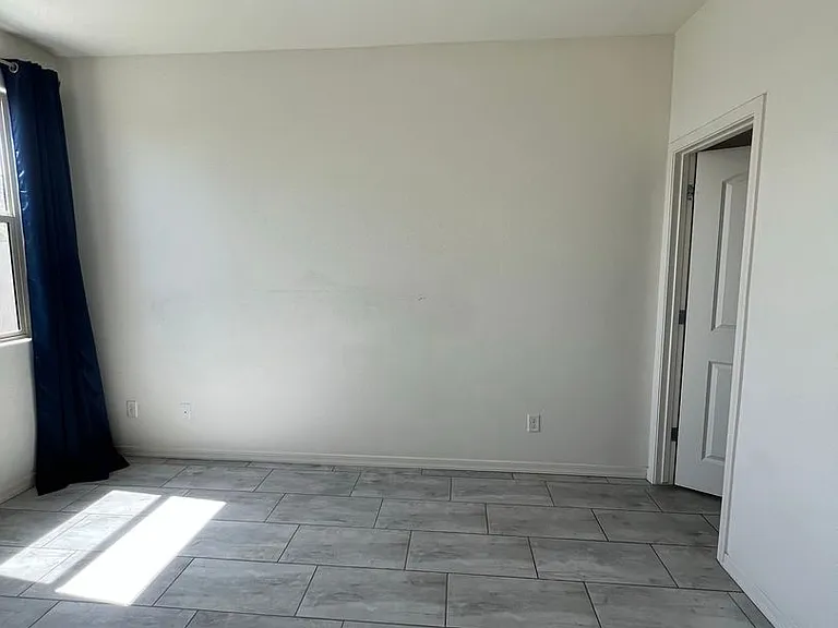 5407 S 18th Pl — Photo 9