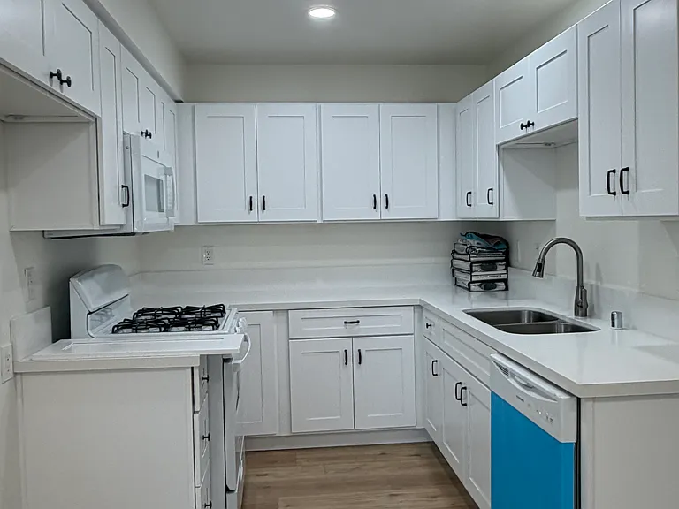 887 W 15th St — Photo 10