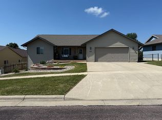 905 Oakridge Rd, Dell Rapids, SD 57022