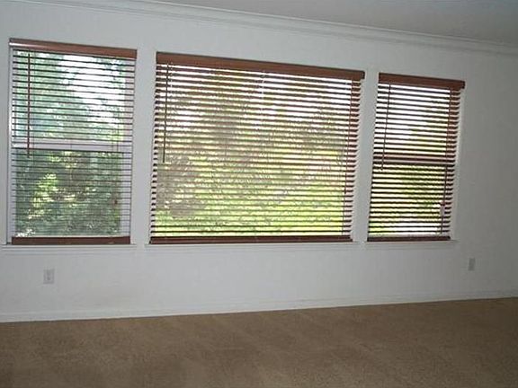 4th image of 10390 Stoecker Ct