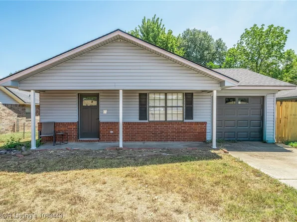 910 N 24th St, Van Buren, AR 72956