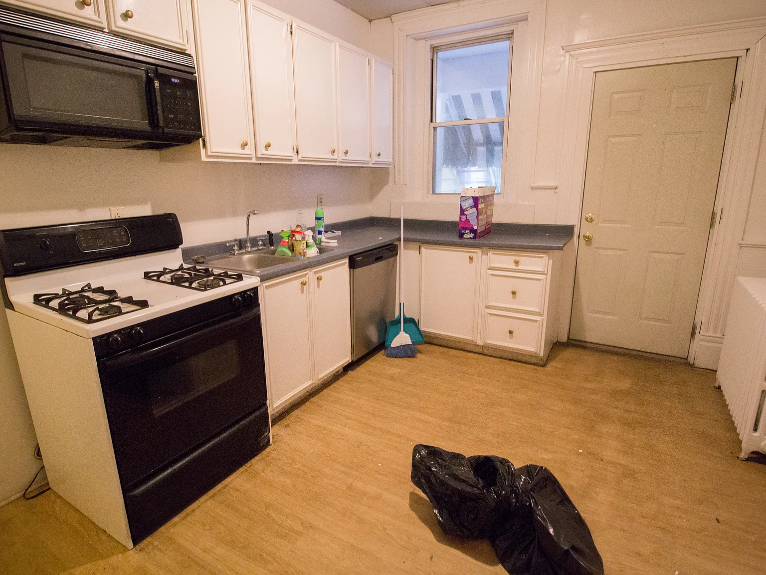 2 bed, 1.0 bath, $900 — Photo 1