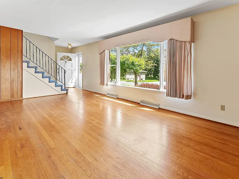 665 Killarney Dr — Photo 18