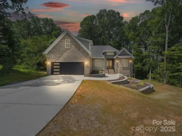 2108 Lakeview Cir, Matthews, NC 28105