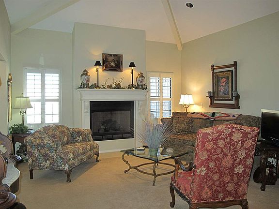 4th image of 920 S Franklin Dr