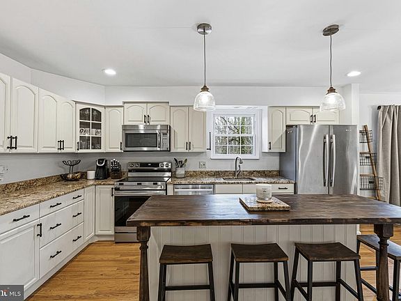 5th image of 2 Henderson Hill Rd