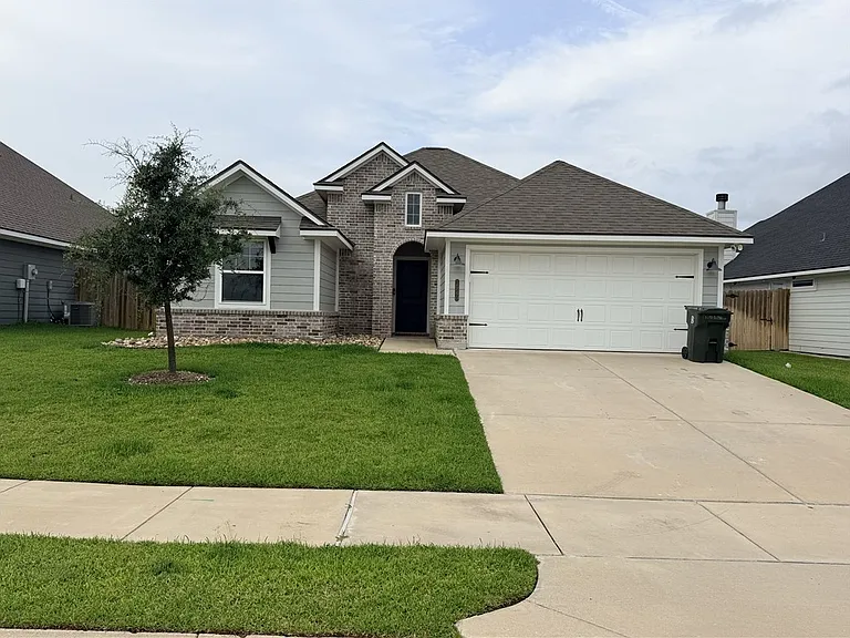 1940 Cambria Dr — Photo 1