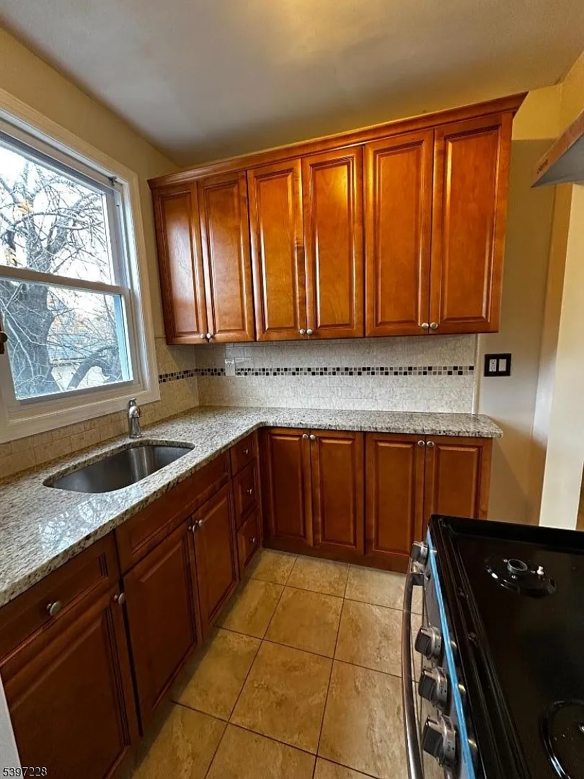 2 bed, 1.0 bath, $1,900 — Photo 3
