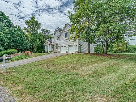 4th image of 10 Leeward Dr
