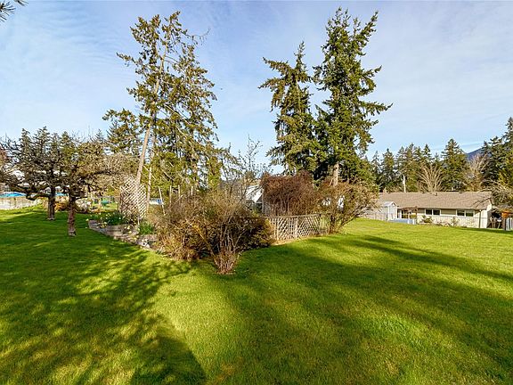 2nd image of 1655 Glen Rd