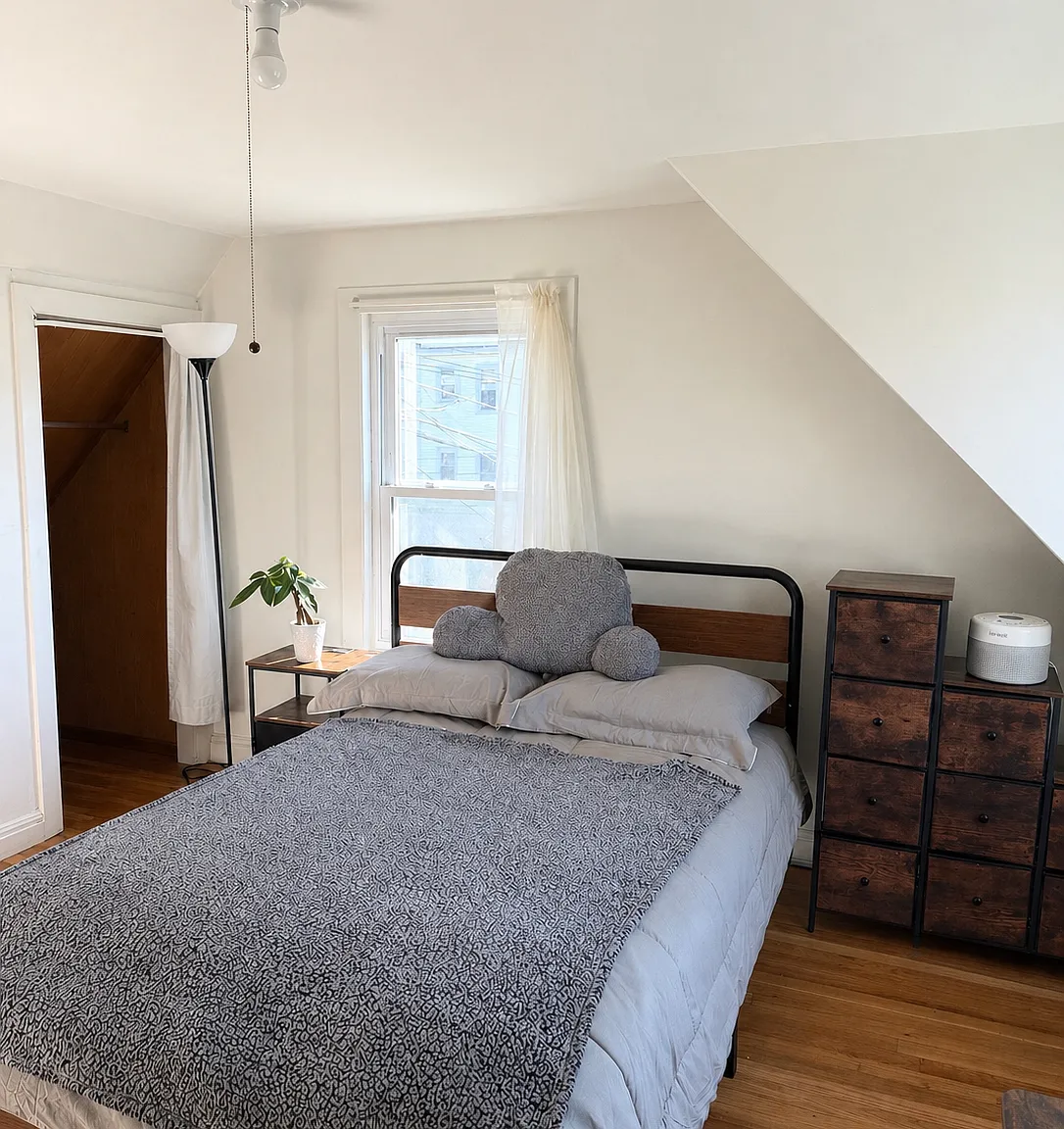 3 bed, 820 sqft, $1,300 — Photo 2