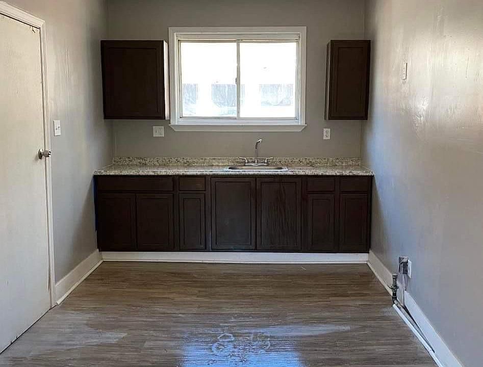 1st image of 4224 W Buena Vista St #2