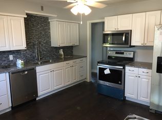 808 W 3rd St, Pella, IA 50219