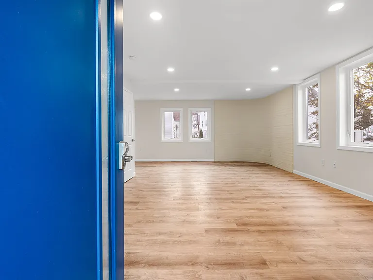 32 Jane St — Photo 17