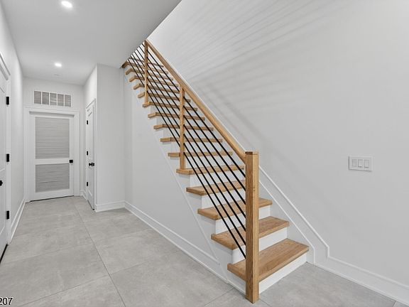 4th image of 522 Valley Rd #2