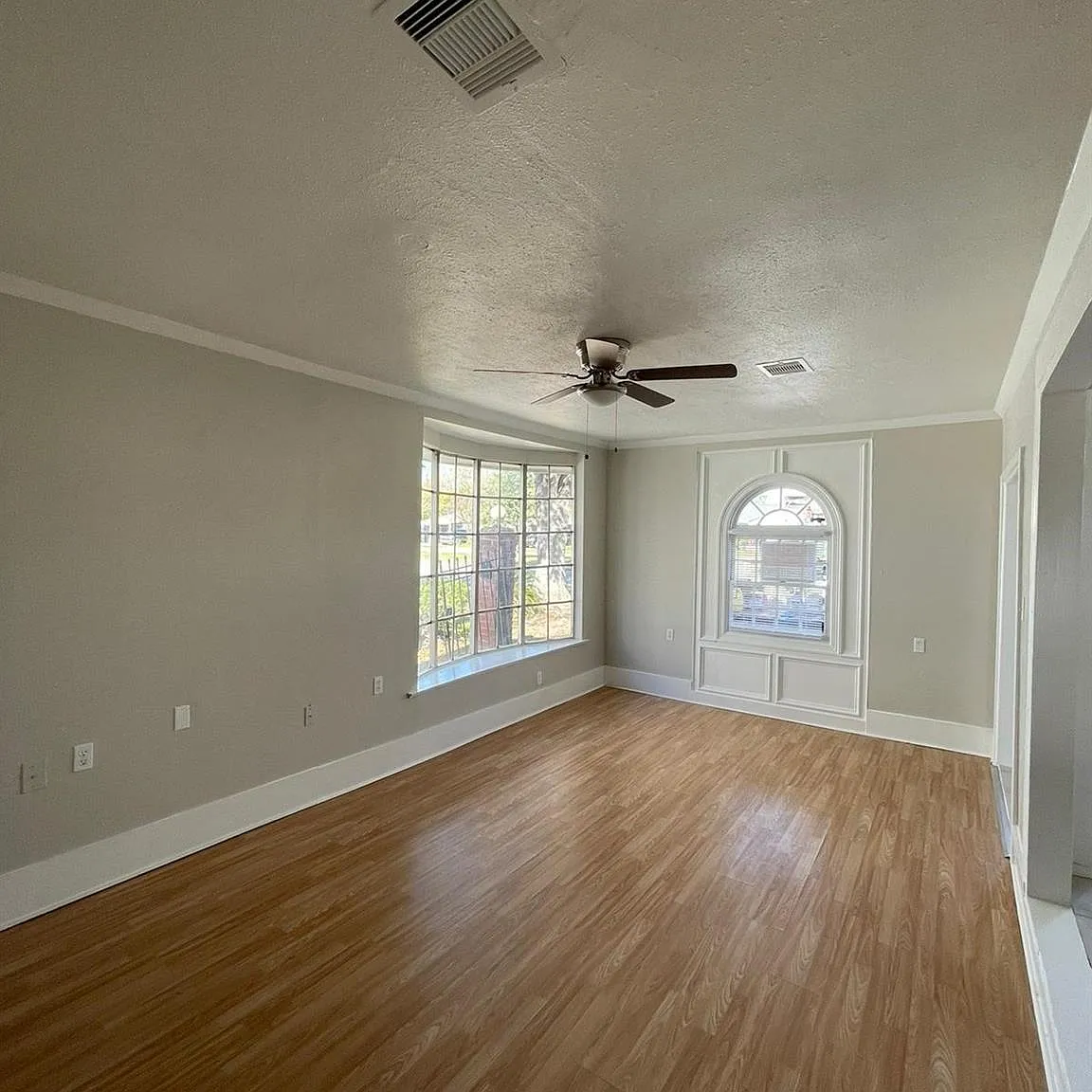 3 bed, 1.0 bath, 1350 sqft, $1,575 — Photo 4