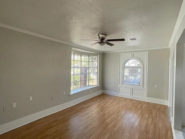 4918 Airport Blvd — Photo 4