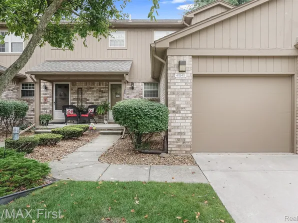41545 Clinton Grove Dr, Clinton Township, MI 48038