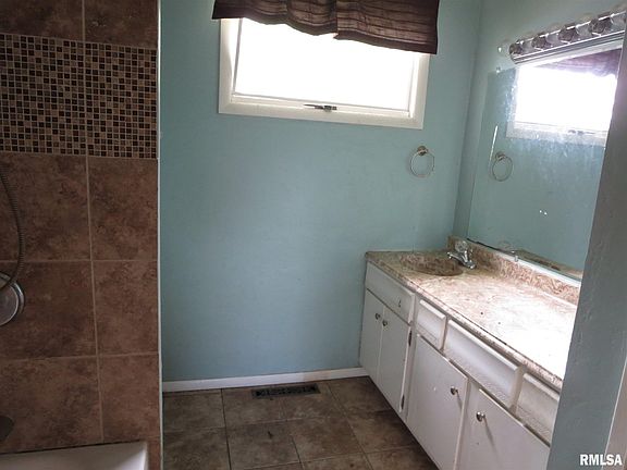 5th image of 211 S Douglas St