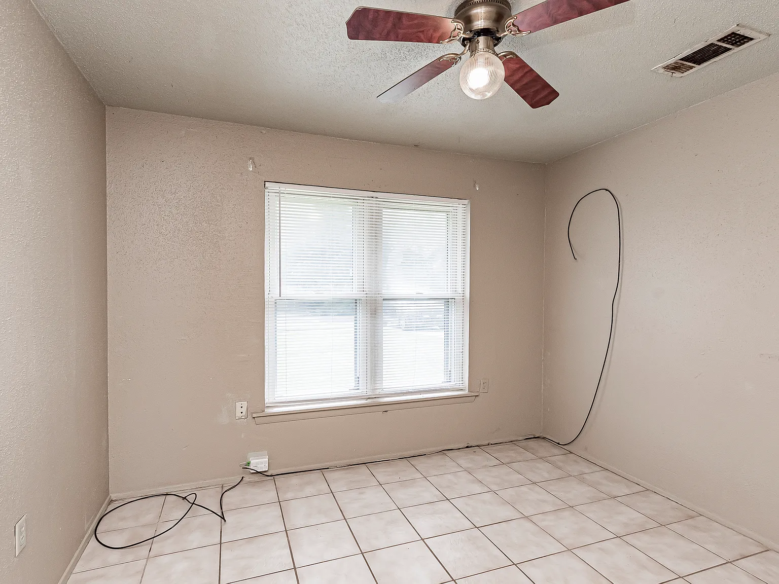 3 bed, 1200 sqft, $1,200 — Photo 4