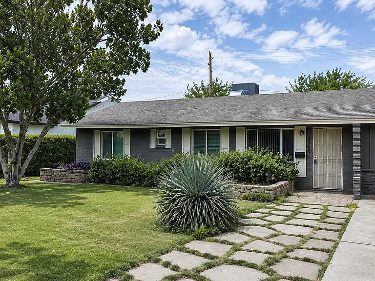 4326 E Glenrosa Ave — Photo 2